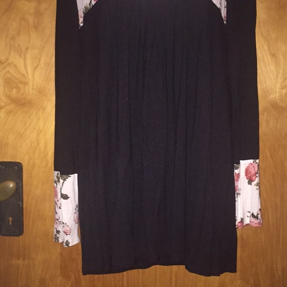 Sun & Moon Floral And Black Color Block Tunic Top Size Medium - Picture 3 of 7
